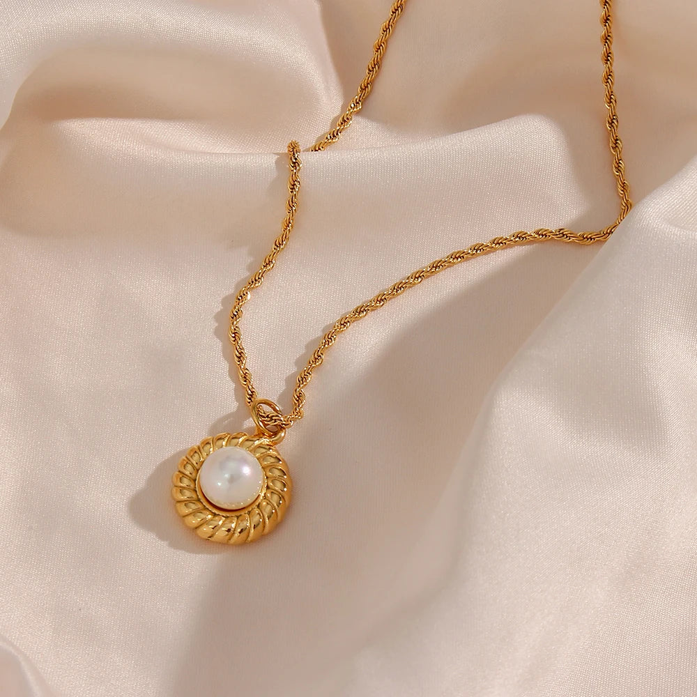 Donna Pearl Necklace